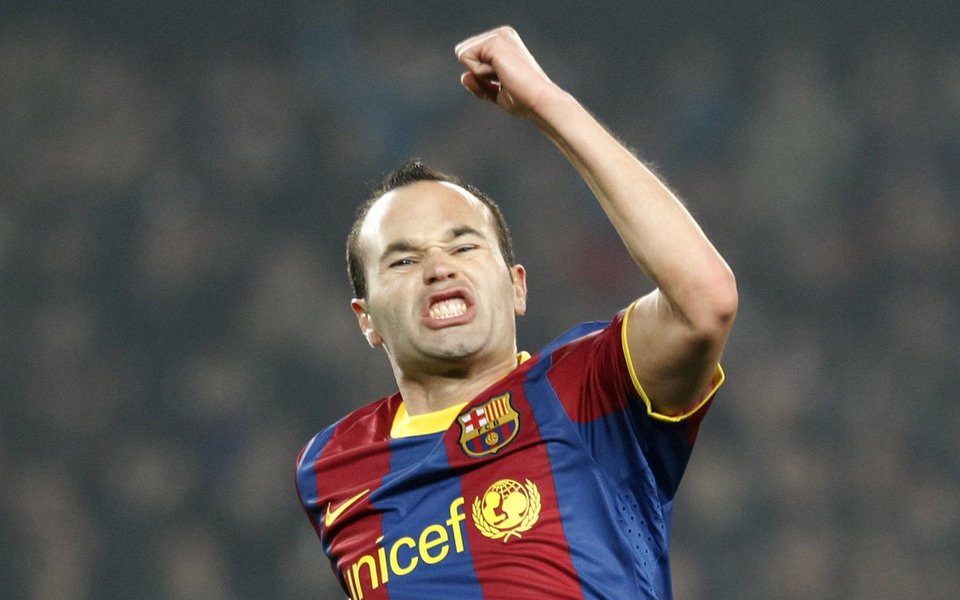 Iniesta, que joga no Barça desde as categorias de base, chegou ao clube em setembro de 1996 com 12 anos e estreou pelo time principal em outubro de 2002. Desde então, ajudou a equipe catalã a conquistar 21 troféus (Foto: Leonardo Attuch) Iniesta, que joga no Barça desde as categorias de base, chegou ao clube em setembro de 1996 com 12 anos e estreou pelo time principal em outubro de 2002. Desde então, ajudou a equipe catalã a conquistar 21 troféus