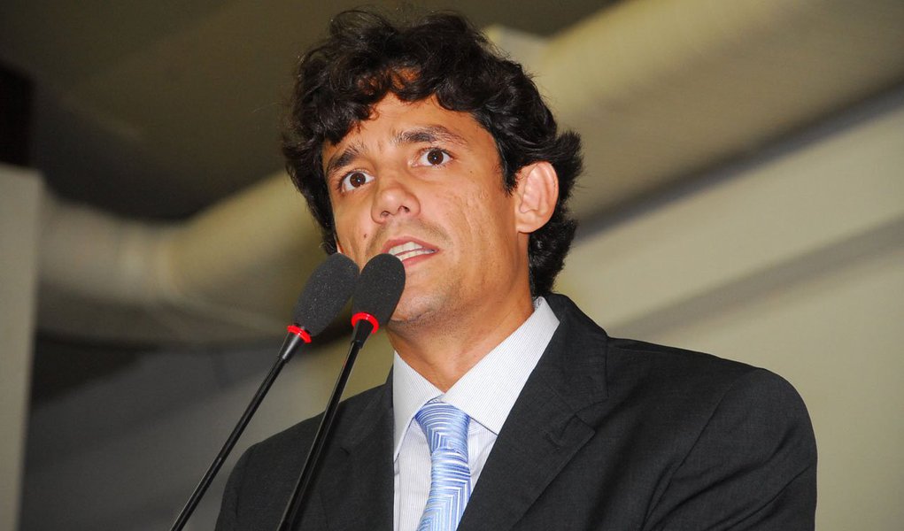 O deputado estadual Daniel Coelho (PSDB-PE) está sendo alvo de uma ação penal movida pelo Tribunal de Justiça de Pernambuco (TJPE), na continuação da análise do "Escândalo das Notas Frias"; Coelho é acusado de desviar R$ 18 mil em verbas na época em que foi vereador pelo Recife, na mesma ação que envolveu outros 23 parlamentares; o processo foi aberto após unanimidade dos 15 membros da Corte concordarem com a reabertura das investigações; o parlamentar tem o seu nome cotado para ser um dos possíveis indicados à vice-governador em uma chapa encabeçada pelo PSB, caso as duas legendas fechem uma aliança em nível estadual (Foto: Paulo Emílio) O deputado estadual Daniel Coelho (PSDB-PE) está sendo alvo de uma ação penal movida pelo Tribunal de Justiça de Pernambuco (TJPE), na continuação da análise do "Escândalo das Notas Frias"; Coelho é acusado de desviar R$ 18 mil em verbas na época em que foi vereador pelo Recife, na mesma ação que envolveu outros 23 parlamentares; o processo foi aberto após unanimidade dos 15 membros da Corte concordarem com a reabertura das investigações; o parlamentar tem o seu nome cotado para ser um dos possíveis indicados à vice-governador em uma chapa encabeçada pelo PSB, caso as duas legendas fechem uma aliança em nível estadual