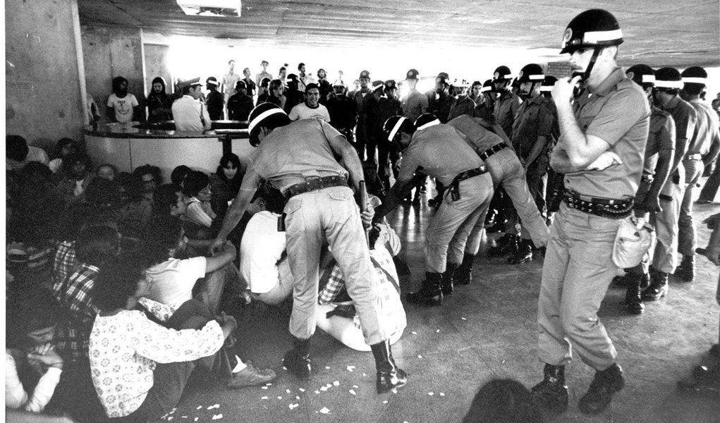 Depoimentos de gerações de perseguidos e compilação de documentos da época ajudarão a compor um compreender como o golpe militar abalou a universidade. O trabalho será levado à Comissão Nacional da Verdade (Foto: Leonardo Araújo) Depoimentos de gerações de perseguidos e compilação de documentos da época ajudarão a compor um compreender como o golpe militar abalou a universidade. O trabalho será levado à Comissão Nacional da Verdade