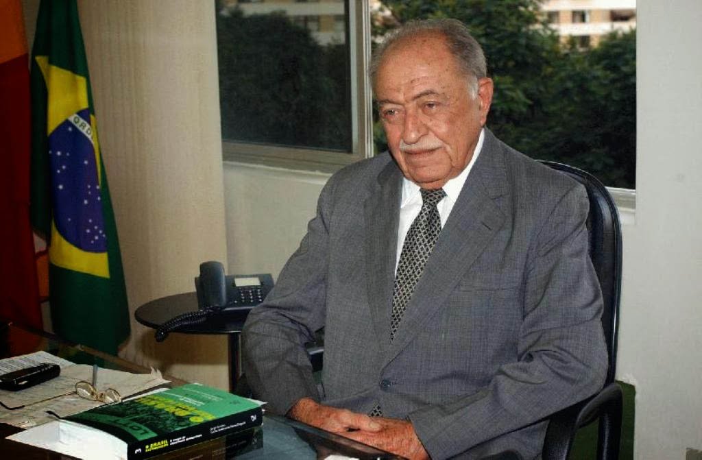 O Governo de Pernambuco deu início ao processo de tombamento de cerca de 270 mil itens pertencentes ao acervo do ex-governador Miguel Arraes, que se encontravam na casa onde Arraes viveu, na zona norte do Recife; o acervo, pertencente ao Instituto Miguel Arraes (IMA), registra sua trajetória política através de livros, cartas, documentos, fotografias, filmes, estudos políticos, sociais e econômicos, entre outros materiais (Foto: Paulo Emílio) O Governo de Pernambuco deu início ao processo de tombamento de cerca de 270 mil itens pertencentes ao acervo do ex-governador Miguel Arraes, que se encontravam na casa onde Arraes viveu, na zona norte do Recife; o acervo, pertencente ao Instituto Miguel Arraes (IMA), registra sua trajetória política através de livros, cartas, documentos, fotografias, filmes, estudos políticos, sociais e econômicos, entre outros materiais