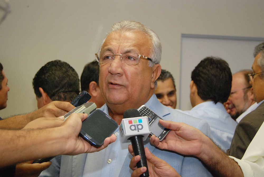“Fico analisando esse assunto e acho que é preciso colocar um condimento nessa discussão: acima dos interesses de cada um de nós devem prevalecer os interesses do Estado e do povo”, afirmou o governador Jackson Barreto (PMDB); declarações de JB refletem o momento político pelo qual passa o Estado, com um contingente considerável de forças políticas ainda em situação indefinida; o prefeito João Alves Filho (DEM) e o senador Antônio Carlos Valadares (PSB) são os principais neste grupo (Foto: Valter Lima) “Fico analisando esse assunto e acho que é preciso colocar um condimento nessa discussão: acima dos interesses de cada um de nós devem prevalecer os interesses do Estado e do povo”, afirmou o governador Jackson Barreto (PMDB); declarações de JB refletem o momento político pelo qual passa o Estado, com um contingente considerável de forças políticas ainda em situação indefinida; o prefeito João Alves Filho (DEM) e o senador Antônio Carlos Valadares (PSB) são os principais neste grupo