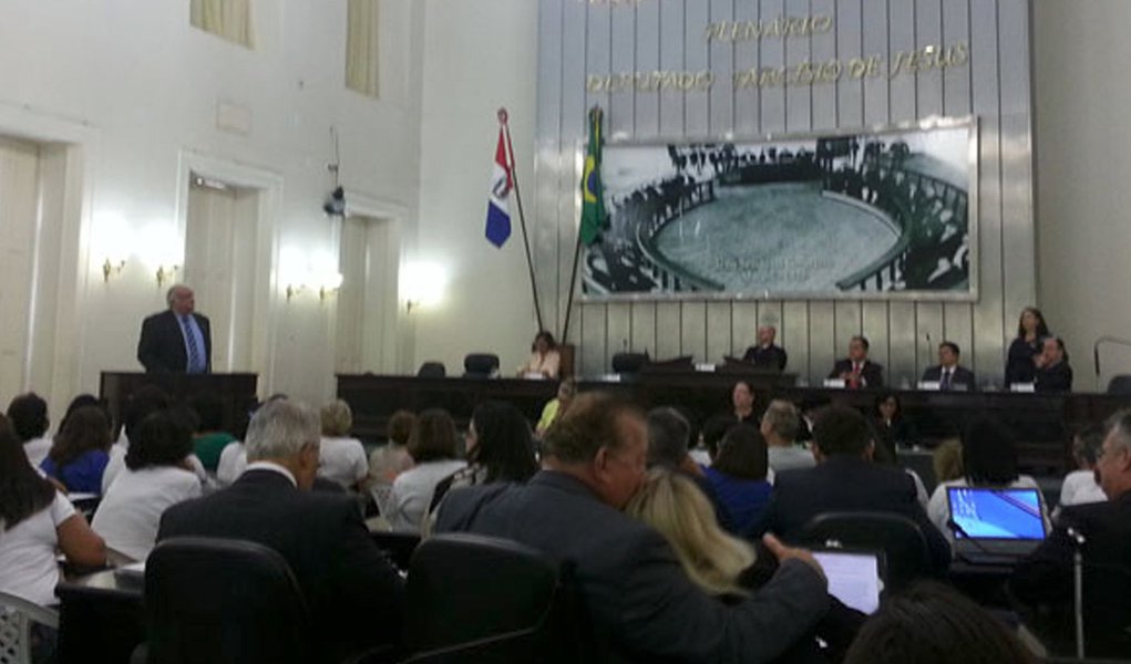 A sessão pública para debater o projeto de lei que regulamenta a 17ª Vara Criminal dividiu opiniões. Deputados, juízes, defensores públicos, procuradores de Justiça se reuniram para participar de sessão pública com o objetivo de debater o anteprojeto de lei que propõe a titularização de três juízes para integrar a 17ª Vara Criminal da Capital, especializada no combate ao crime organizado em Alagoas (Foto: Voney Malta) A sessão pública para debater o projeto de lei que regulamenta a 17ª Vara Criminal dividiu opiniões. Deputados, juízes, defensores públicos, procuradores de Justiça se reuniram para participar de sessão pública com o objetivo de debater o anteprojeto de lei que propõe a titularização de três juízes para integrar a 17ª Vara Criminal da Capital, especializada no combate ao crime organizado em Alagoas