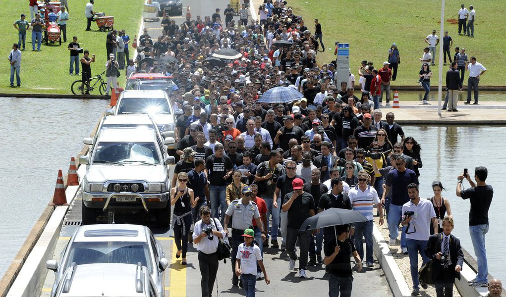 Policiais militares ocuparam a entrada da Câmara dos Deputados, em Brasília (DF), em manifesto contra a prisão de 12 PMs envolvidos na operação tartaruga e proposta de reajuste de benefícios pelo governo do Distrito Federal; cerca de 500 pessoas participam do protesto; revoltados, os manifestantes chegaram a gritar "abaixo a ditadura", "eu existo" e "liberdade" (Foto: Leonardo Lucena) Policiais militares ocuparam a entrada da Câmara dos Deputados, em Brasília (DF), em manifesto contra a prisão de 12 PMs envolvidos na operação tartaruga e proposta de reajuste de benefícios pelo governo do Distrito Federal; cerca de 500 pessoas participam do protesto; revoltados, os manifestantes chegaram a gritar "abaixo a ditadura", "eu existo" e "liberdade"