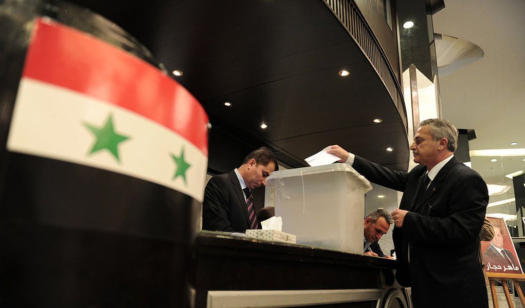 Sírios votaram nesta terça-feira em uma eleição que deve resultar na vitória esmagadora do presidente Bashar al-Assad, em meio a uma guerra civil que dividiu o país e matou mais de 160 mil pessoas; opositores de Assad, incluindo combatentes rebeldes, a oposição política no exílio, potências ocidentais e árabes da região do Golfo Pérsico consideraram a eleição fraudulenta (Foto: Gisele Federicce) Sírios votaram nesta terça-feira em uma eleição que deve resultar na vitória esmagadora do presidente Bashar al-Assad, em meio a uma guerra civil que dividiu o país e matou mais de 160 mil pessoas; opositores de Assad, incluindo combatentes rebeldes, a oposição política no exílio, potências ocidentais e árabes da região do Golfo Pérsico consideraram a eleição fraudulenta