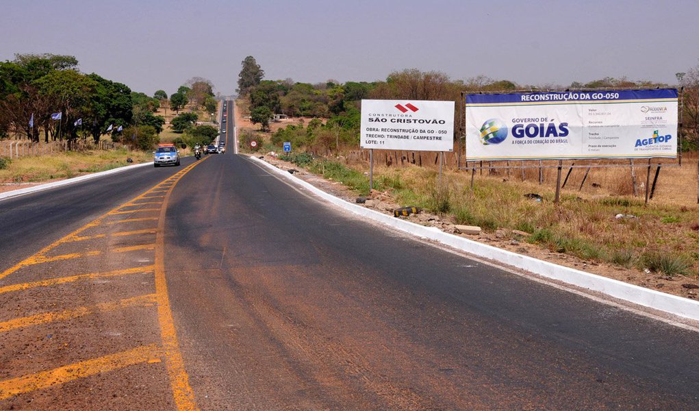 Agência de obras informa que prioriza no momento a execução de serviços de conservação rotineira e emergencial nas rodovias estaduais pavimentadas e não-pavimentadas; programa Rodovida Manutenção faz operações de tapa-buracos, remendos profundos, selagem de trincas, recomposição de elementos de drenagem superficial e manutenção preventiva com selagem asfáltica; confira as condições das estradas que dão acesso aos principais destinos turísticos do Estado (Foto: Realle Palazzo-Martini) Agência de obras informa que prioriza no momento a execução de serviços de conservação rotineira e emergencial nas rodovias estaduais pavimentadas e não-pavimentadas; programa Rodovida Manutenção faz operações de tapa-buracos, remendos profundos, selagem de trincas, recomposição de elementos de drenagem superficial e manutenção preventiva com selagem asfáltica; confira as condições das estradas que dão acesso aos principais destinos turísticos do Estado