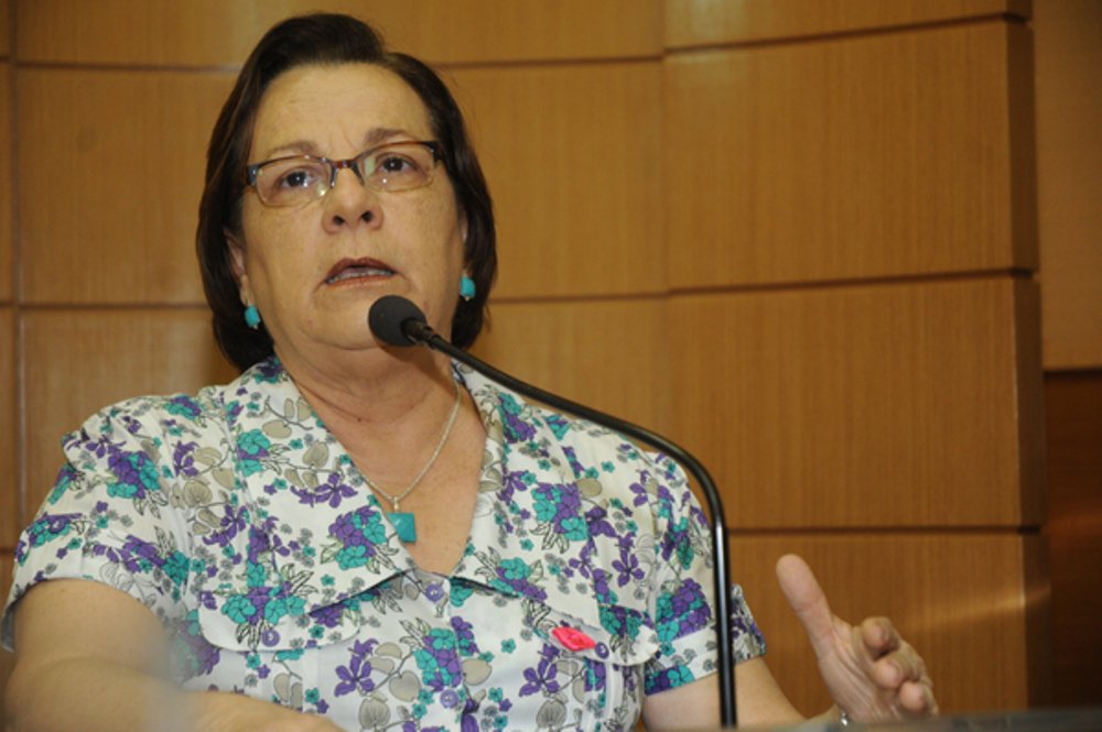 Deputada e vice-presidente do PT estadual, Ana Lúcia rechaça qualquer possibilidade de alinhamento da sua corrente, a Articulação de Esquerda, com o prefeito João Alves Filho (DEM); "Já afirmei por mais de uma vez: não aceitamos uma aliança com o DEM. São histórias, princípios e concepções diferentes, opostas. E a decisão sobre alianças é do PMDB, que tem o candidato a governador", avisou (Foto: Valter Lima) Deputada e vice-presidente do PT estadual, Ana Lúcia rechaça qualquer possibilidade de alinhamento da sua corrente, a Articulação de Esquerda, com o prefeito João Alves Filho (DEM); "Já afirmei por mais de uma vez: não aceitamos uma aliança com o DEM. São histórias, princípios e concepções diferentes, opostas. E a decisão sobre alianças é do PMDB, que tem o candidato a governador", avisou
