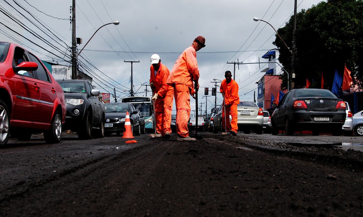 Entre as novas áreas que terão asfalto recuperado estão as avenidas Dorival Caymmi, São Rafael, Luiz Tarquínio, General Graça Lessa (Ogunjá) e Centenário. Novas obras vão ampliar trabalho iniciado em 2013, quando a Prefeitura iniciou requalificação de 31 logradouros, com aplicação de recursos da ordem de R$ 42 milhões; veja lista completa das ruas e avenidas que terão asfalto recuperado (Foto: Romulo Faro) Entre as novas áreas que terão asfalto recuperado estão as avenidas Dorival Caymmi, São Rafael, Luiz Tarquínio, General Graça Lessa (Ogunjá) e Centenário. Novas obras vão ampliar trabalho iniciado em 2013, quando a Prefeitura iniciou requalificação de 31 logradouros, com aplicação de recursos da ordem de R$ 42 milhões; veja lista completa das ruas e avenidas que terão asfalto recuperado