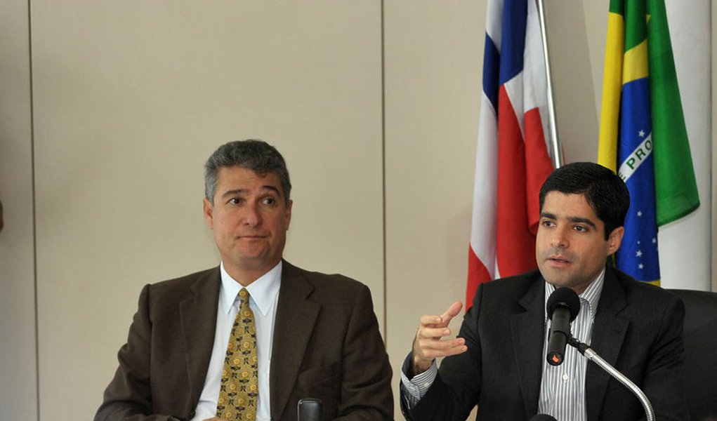 Salvador está regular no Serviço Auxiliar de Informação para Transferência Voluntária (CAUC), o chamado SPC da União; quando assumiu a Prefeitura em janeiro, o democrata encontrou 173 registros de irregularidades junto aos mais diversos órgãos, como débitos em aberto, falta de pagamento de parcelas de financiamentos, falta de comprovação de prestação de contas de repasses federais, falta de demonstrativos de recolhimentos previdenciários etc; "Enquanto governos anunciam contingenciamento de suas contas, a Prefeitura de Salvador agora caminha pela via contrária e começa a descontingenciar. Já conseguimos descontingenciar metade do que foi previsto no começo do ano", disse ACM (Foto: Romulo Faro) Salvador está regular no Serviço Auxiliar de Informação para Transferência Voluntária (CAUC), o chamado SPC da União; quando assumiu a Prefeitura em janeiro, o democrata encontrou 173 registros de irregularidades junto aos mais diversos órgãos, como débitos em aberto, falta de pagamento de parcelas de financiamentos, falta de comprovação de prestação de contas de repasses federais, falta de demonstrativos de recolhimentos previdenciários etc; "Enquanto governos anunciam contingenciamento de suas contas, a Prefeitura de Salvador agora caminha pela via contrária e começa a descontingenciar. Já conseguimos descontingenciar metade do que foi previsto no começo do ano", disse ACM