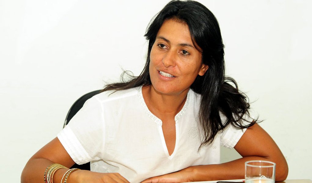 Em entrevista à radialista Magna Santana, a secretária de Estado da Inclusão Social, Eliane Aquino, disse que ainda é cedo para falar em candidatura política, uma vez que, neste momento, ela tem pensado no que é melhor para os seus dois filhos,após o falecimento do governador Marcelo Déda, mas frisou que está disposta a levar adiante o "legado da moral, da ética, de acreditar na política como transformação para servir a quem precisa" deixado por ele (Foto: Valter Lima) Em entrevista à radialista Magna Santana, a secretária de Estado da Inclusão Social, Eliane Aquino, disse que ainda é cedo para falar em candidatura política, uma vez que, neste momento, ela tem pensado no que é melhor para os seus dois filhos,após o falecimento do governador Marcelo Déda, mas frisou que está disposta a levar adiante o "legado da moral, da ética, de acreditar na política como transformação para servir a quem precisa" deixado por ele