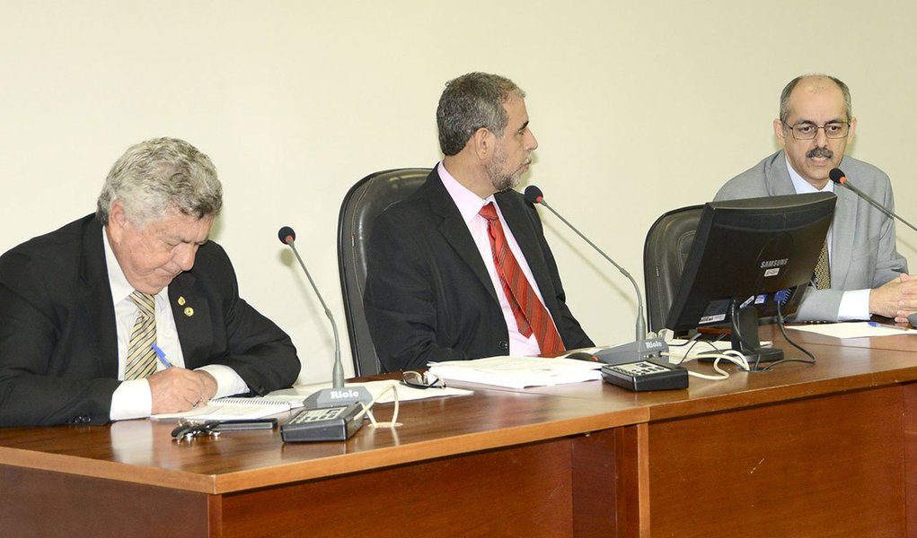 Isaac Averbuch falou sobre as dívidas da companhia e as razões que levaram à intervenção na empresa. “Problemas de gestão fizeram com que a empresa sofresse essa intervenção, se não tivesse ocorrido, provavelmente a Celtins deixaria de oferecer os serviços à população”; entre os argumentos apresentados na CPI, representantes da Celtins garantem que a empresa foi sacrificada para pagar dívidas do grupo Rede; o relatório sobre as irregularidades financeiras da Celtins deve ser apresentado na próxima semana (Foto: Aquiles Lins) Isaac Averbuch falou sobre as dívidas da companhia e as razões que levaram à intervenção na empresa. “Problemas de gestão fizeram com que a empresa sofresse essa intervenção, se não tivesse ocorrido, provavelmente a Celtins deixaria de oferecer os serviços à população”; entre os argumentos apresentados na CPI, representantes da Celtins garantem que a empresa foi sacrificada para pagar dívidas do grupo Rede; o relatório sobre as irregularidades financeiras da Celtins deve ser apresentado na próxima semana