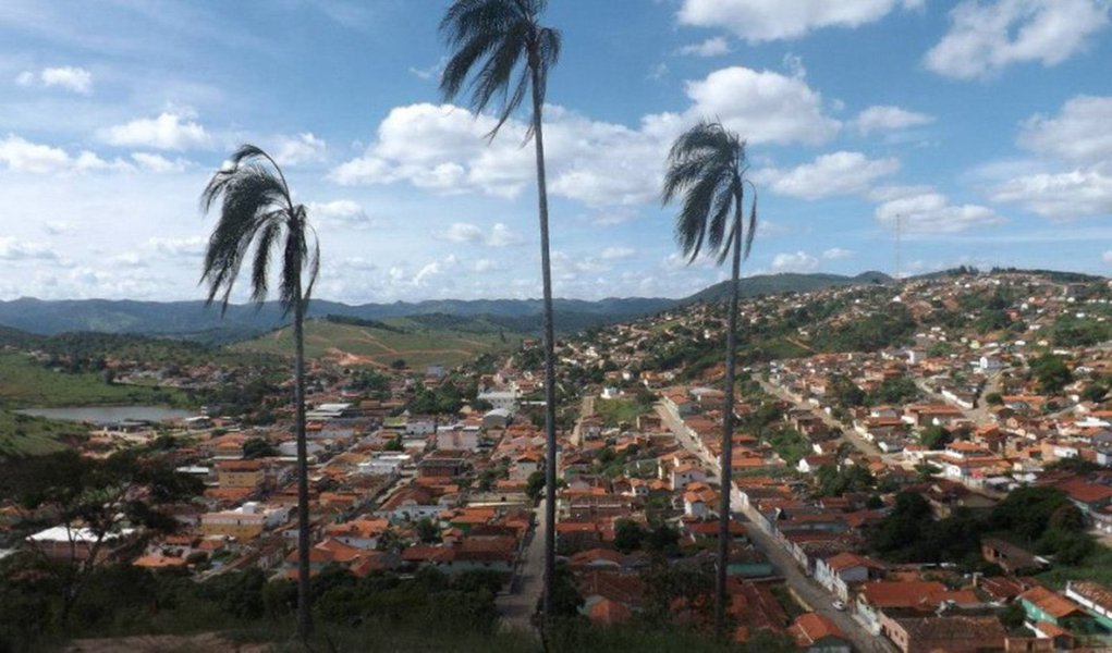 Um deslizamento de terra em Córrego do Malacacheta, zona rural do município de Sardoá (MG), deixou uma família soterrada, causando mortes. De acordo com o governo de Minas Gerais, uma plantação de eucaliptos caiu sobre a casa da família no início da manhã desta terça (Foto: Leonardo Attuch) Um deslizamento de terra em Córrego do Malacacheta, zona rural do município de Sardoá (MG), deixou uma família soterrada, causando mortes. De acordo com o governo de Minas Gerais, uma plantação de eucaliptos caiu sobre a casa da família no início da manhã desta terça