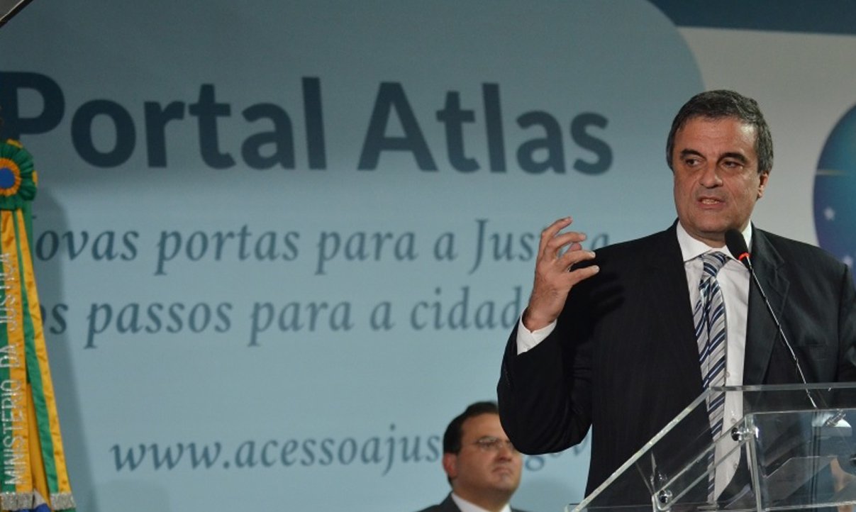 Informação foi divulgada nesta segunda (16) pelo Ministério da Justiça com base em dados do Índice Nacional de Acesso a Justiça; o ministro Eduardo Cardozo lamentou a situação e apontou possíveis soluções; "No momento em que vivemos transformações vitais, especialmente na área tecnológica, é necessário que o direito se aproprie das novas tecnologias para fazer com que a Justiça seja mais rápida, mais eficiente, mais barata e mais acessível. Ainda vivemos no Brasil situações em que processos são costurados com linhas" (Foto: Romulo Faro) Informação foi divulgada nesta segunda (16) pelo Ministério da Justiça com base em dados do Índice Nacional de Acesso a Justiça; o ministro Eduardo Cardozo lamentou a situação e apontou possíveis soluções; "No momento em que vivemos transformações vitais, especialmente na área tecnológica, é necessário que o direito se aproprie das novas tecnologias para fazer com que a Justiça seja mais rápida, mais eficiente, mais barata e mais acessível. Ainda vivemos no Brasil situações em que processos são costurados com linhas"