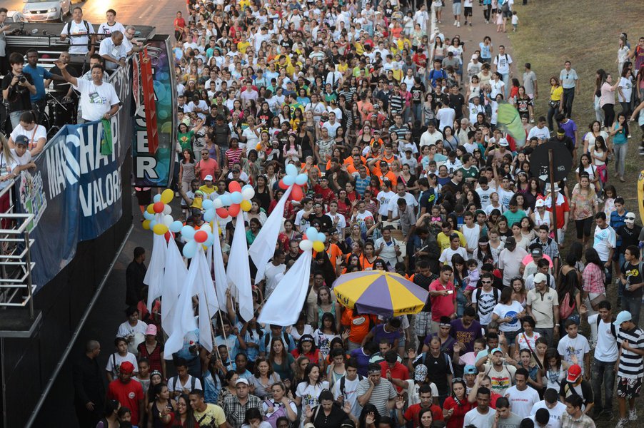 De acordo com os organizadores, cerca de 30 mil pessoas caminharam pelas vias principais da capital federal neste sábado 17 ao som de música gospel e orações; de acordo com a Polícia Militar do Distrito Federal, o público estimado chegou a 8 mil pessoas (Foto: Gisele Federicce) www.brasil247.com - De acordo com os organizadores, cerca de 30 mil pessoas caminharam pelas vias principais da capital federal neste sábado 17 ao som de música gospel e orações; de acordo com a Polícia Militar do Distrito Federal, o público estimado chegou a 8 mil pessoas