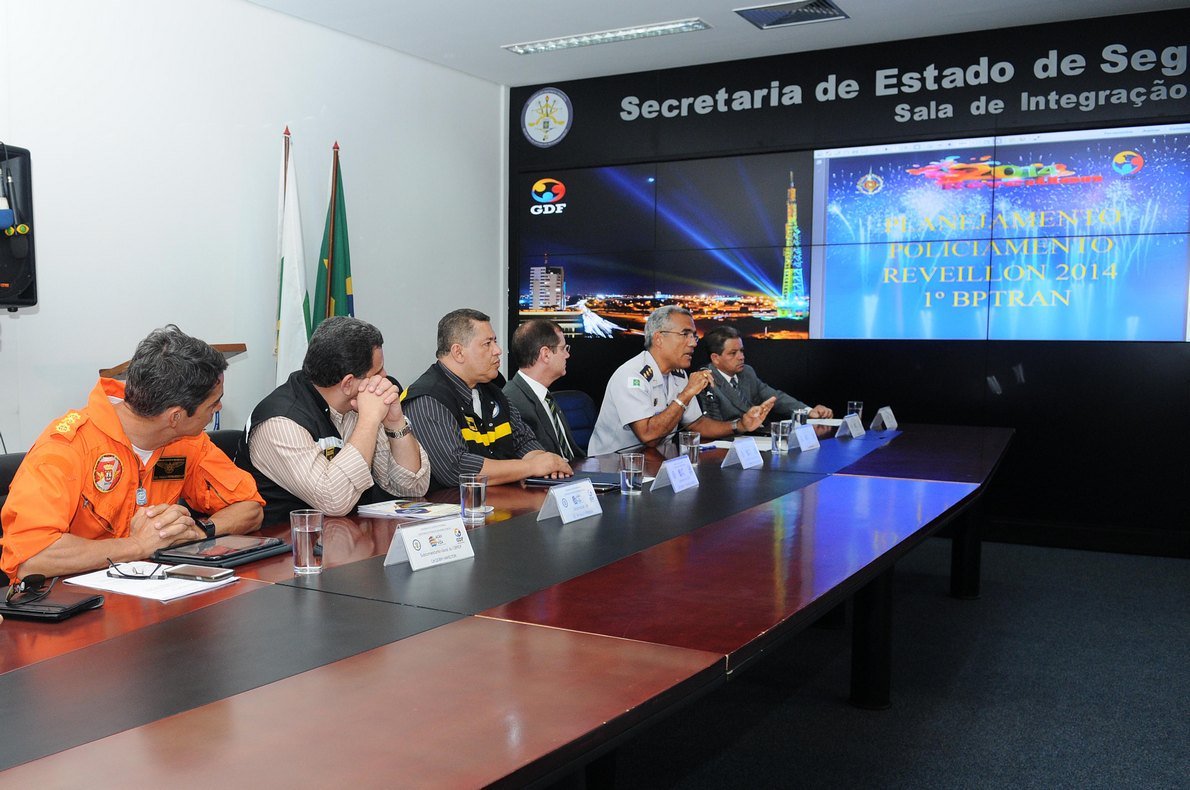 Público de mais de 200 mil pessoas é esperado na festa da virada do ano na Esplanada dos Ministérios; foi montado um esquema especial de segurança para o evento; trabalhará no local um efetivo de mil policiais militares, além de 67 bombeiros e 35 policiais civis; secretário-adjunto de Segurança Pública do DF, coronel Roberto Oliveira, detalhou o esquema de segurança em entrevista coletiva na manhã desta segunda-feira (Foto: José Barbacena) Público de mais de 200 mil pessoas é esperado na festa da virada do ano na Esplanada dos Ministérios; foi montado um esquema especial de segurança para o evento; trabalhará no local um efetivo de mil policiais militares, além de 67 bombeiros e 35 policiais civis; secretário-adjunto de Segurança Pública do DF, coronel Roberto Oliveira, detalhou o esquema de segurança em entrevista coletiva na manhã desta segunda-feira