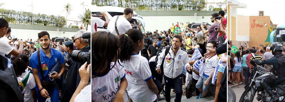 Seleção de Futebol da Grécia chegou a Aracaju neste domingo (8); com uma calorosa recepção no aeroporto, toda a comitiva, devidamente escoltada pela Polícia Militar e pela Polícia Federal, se dirigiu ao Radisson Hotel, onde permanecerão hospedados; lá, dezenas de pessoas aguardavam os jogadores; já neste primeiro dia na capital, a seleção já realizou o primeiro treino, no Batistão (Foto: Valter Lima) Seleção de Futebol da Grécia chegou a Aracaju neste domingo (8); com uma calorosa recepção no aeroporto, toda a comitiva, devidamente escoltada pela Polícia Militar e pela Polícia Federal, se dirigiu ao Radisson Hotel, onde permanecerão hospedados; lá, dezenas de pessoas aguardavam os jogadores; já neste primeiro dia na capital, a seleção já realizou o primeiro treino, no Batistão