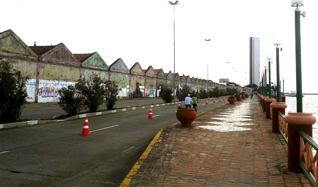 Os armazéns do Cais José Estelita, no bairro de São José, no Centro do Recife, tiveram as licenças de demolição suspensas pela Prefeitura do Recife (PCR) Os antigos armazéns da Rede Ferroviária Federal (RFFSA) dariam lugar ao projeto “Novo Recife” – um conjunto de 12 prédios de luxo residenciais e empresariais; o empreendimento vinha sendo alvo de polêmica desde que manifestantes questionaram o impacto arquitetônico para a cidade e montaram um acampamento no Cais, dando início ao protesto denominado “Ocupe Estelita” com o objetivo de impedir a demolição (Foto: Paulo Emílio) Os armazéns do Cais José Estelita, no bairro de São José, no Centro do Recife, tiveram as licenças de demolição suspensas pela Prefeitura do Recife (PCR) Os antigos armazéns da Rede Ferroviária Federal (RFFSA) dariam lugar ao projeto “Novo Recife” – um conjunto de 12 prédios de luxo residenciais e empresariais; o empreendimento vinha sendo alvo de polêmica desde que manifestantes questionaram o impacto arquitetônico para a cidade e montaram um acampamento no Cais, dando início ao protesto denominado “Ocupe Estelita” com o objetivo de impedir a demolição