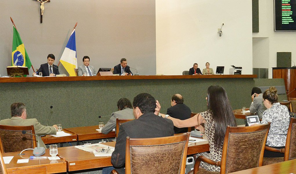 Com as modificações no texto original, negociadas com os deputados e com o governo do Estado, ficou estabelecido que as progressões serão de 4% quando verticais e de 8,21% no caso das horizontais; sobre a eleição para diretores de escola, caberá a uma comissão definir os critérios; essa comissão será formada por representantes do Sindicato dos Trabalhadores da Educação do Tocantins (Sintet), do Conselho Estadual de Educação e da Secretaria da área (Foto: Aquiles Lins) Com as modificações no texto original, negociadas com os deputados e com o governo do Estado, ficou estabelecido que as progressões serão de 4% quando verticais e de 8,21% no caso das horizontais; sobre a eleição para diretores de escola, caberá a uma comissão definir os critérios; essa comissão será formada por representantes do Sindicato dos Trabalhadores da Educação do Tocantins (Sintet), do Conselho Estadual de Educação e da Secretaria da área