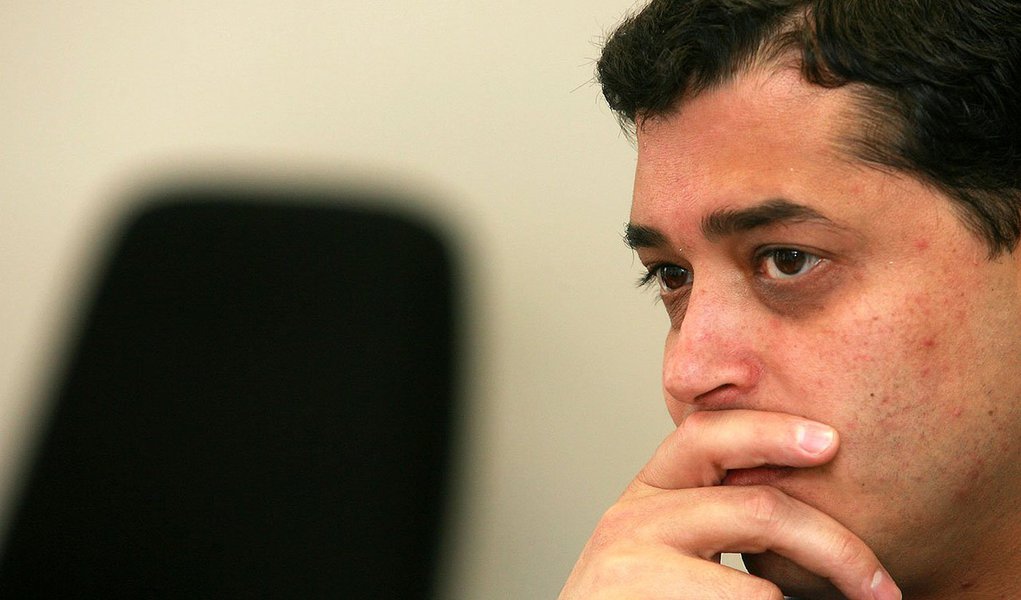 Pré-candidato ao governo do Rio pelo PSD diz que uma possível aliança no Estado envolvendo PSD, PSDB, PSB, PPS, PV, Solidariedade e PROS dará espaço às candidaturas presidenciais de Aécio Neves (PSDB-MG) e Eduardo Campos (PSB-PE); segundo ele, não há chance de o PSD caminhar com Dilma Rousseff no Rio, independentemente da posição da sigla na esfera nacional (Foto: Roberta Namour) Pré-candidato ao governo do Rio pelo PSD diz que uma possível aliança no Estado envolvendo PSD, PSDB, PSB, PPS, PV, Solidariedade e PROS dará espaço às candidaturas presidenciais de Aécio Neves (PSDB-MG) e Eduardo Campos (PSB-PE); segundo ele, não há chance de o PSD caminhar com Dilma Rousseff no Rio, independentemente da posição da sigla na esfera nacional