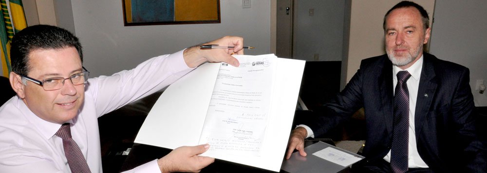 Minuta que está na Casa Civil, para posterior encaminhamento à Assembleia Legislativa, regulamenta e consolida a autonomia financeira, contábil, patrimonial, acadêmica, administrativa e política da Universidade Estadual de Goiás; em despacho inusitado, o governador Perillo grafou: “Esta data é histórica! Consagra o início da plena autonomia da UEG. Também é a data de aniversário do ex-governador Henrique Santillo, um dos idealizadores da UEG” (Foto: Realle Palazzo-Martini) Minuta que está na Casa Civil, para posterior encaminhamento à Assembleia Legislativa, regulamenta e consolida a autonomia financeira, contábil, patrimonial, acadêmica, administrativa e política da Universidade Estadual de Goiás; em despacho inusitado, o governador Perillo grafou: “Esta data é histórica! Consagra o início da plena autonomia da UEG. Também é a data de aniversário do ex-governador Henrique Santillo, um dos idealizadores da UEG”