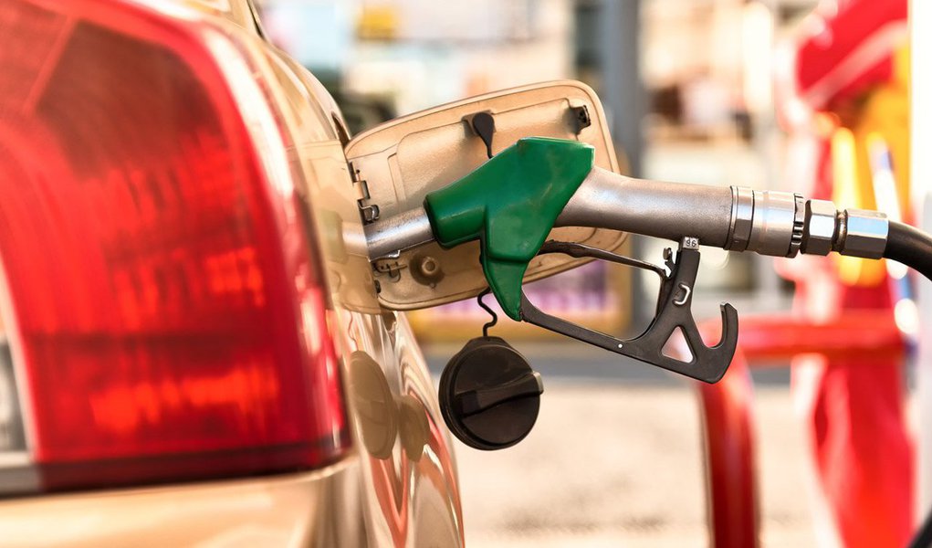 O preço do litro da gasolina comum e do etanol é mais caro em alguns postos de combustíveis no litoral do Paraná. A gasolina é comercializada a R$ 3,129, sendo R$ 0,20 mais cara que em Curitiba. Já o etanol custa R$ 2, 199 nas proximidades das praias, enquanto que o litro na capital paranaense é de R$ 1, 959. (Foto: Voney Malta) O preço do litro da gasolina comum e do etanol é mais caro em alguns postos de combustíveis no litoral do Paraná. A gasolina é comercializada a R$ 3,129, sendo R$ 0,20 mais cara que em Curitiba. Já o etanol custa R$ 2, 199 nas proximidades das praias, enquanto que o litro na capital paranaense é de R$ 1, 959.
