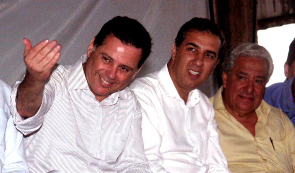 Encontro de partidos aliados que acontece em Rio Verde será palco da oficialização das pré-candidaturas aos cargos de governador, vice-governador e senador para eleições de 2014; nomes de Marconi Perillo (PSDB), José Eliton (PP) e Vilmar Rocha (PSD) para a disputa são articulados há meses pelo agrupamento e se tornou consenso entre líderes; visto como o grande momento da base, será entregue ao governador Marconi Perillo documento intitulado “Carta de Rio Verde”, no qual os aliados conclamam o governador a encabeçar a chapa (Foto: Realle Palazzo-Martini) Encontro de partidos aliados que acontece em Rio Verde será palco da oficialização das pré-candidaturas aos cargos de governador, vice-governador e senador para eleições de 2014; nomes de Marconi Perillo (PSDB), José Eliton (PP) e Vilmar Rocha (PSD) para a disputa são articulados há meses pelo agrupamento e se tornou consenso entre líderes; visto como o grande momento da base, será entregue ao governador Marconi Perillo documento intitulado “Carta de Rio Verde”, no qual os aliados conclamam o governador a encabeçar a chapa