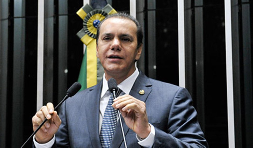 O senador observou como um fato inusitado o Tocantins ter entre suas principais receitas as transferências do Fundo de Participação dos Estados (FPE); "Porque a arrecadação própria não passa de R$ 1,4 bilhão ao ano", disse o senador; o pré-candidato a governador destacou as renúncias do ex-governador Siqueira Campos (PSDB) e do ex-vice-governador João Oliveira (DEM) e disse que elas decorreram de um "plano maquiavélico", cujo objetivo teria sido assegurar a candidatura do filho do governador anterior, o ex-secretário Eduardo Siqueira Campos (PTB), que pré-candidato a deputado estadual (Foto: Aquiles Lins) O senador observou como um fato inusitado o Tocantins ter entre suas principais receitas as transferências do Fundo de Participação dos Estados (FPE); "Porque a arrecadação própria não passa de R$ 1,4 bilhão ao ano", disse o senador; o pré-candidato a governador destacou as renúncias do ex-governador Siqueira Campos (PSDB) e do ex-vice-governador João Oliveira (DEM) e disse que elas decorreram de um "plano maquiavélico", cujo objetivo teria sido assegurar a candidatura do filho do governador anterior, o ex-secretário Eduardo Siqueira Campos (PTB), que pré-candidato a deputado estadual