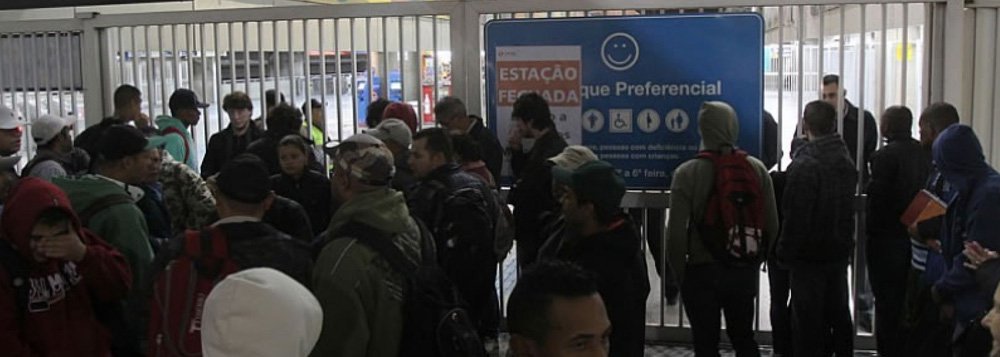 Companhia do Metropolitano (Metrô) de São Paulo manteve nesta sexta (6), em audiência no Tribunal Regional do Trabalho (TRT), a última proposta de reajuste salarial feita aos metroviários, de 8,7%; mediadores do TRT chegaram a propor que a empresa apresentasse um aumento de, ao menos, 9%; o Metrô, no entanto, não aceitou; metroviários afirmaram, no início da sessão, que poderiam reduzir o pedido de reajuste de 12,2%, apresentado ontem, desde que houvesse avanço na proposta da empresa (Foto: Valter Lima) Companhia do Metropolitano (Metrô) de São Paulo manteve nesta sexta (6), em audiência no Tribunal Regional do Trabalho (TRT), a última proposta de reajuste salarial feita aos metroviários, de 8,7%; mediadores do TRT chegaram a propor que a empresa apresentasse um aumento de, ao menos, 9%; o Metrô, no entanto, não aceitou; metroviários afirmaram, no início da sessão, que poderiam reduzir o pedido de reajuste de 12,2%, apresentado ontem, desde que houvesse avanço na proposta da empresa