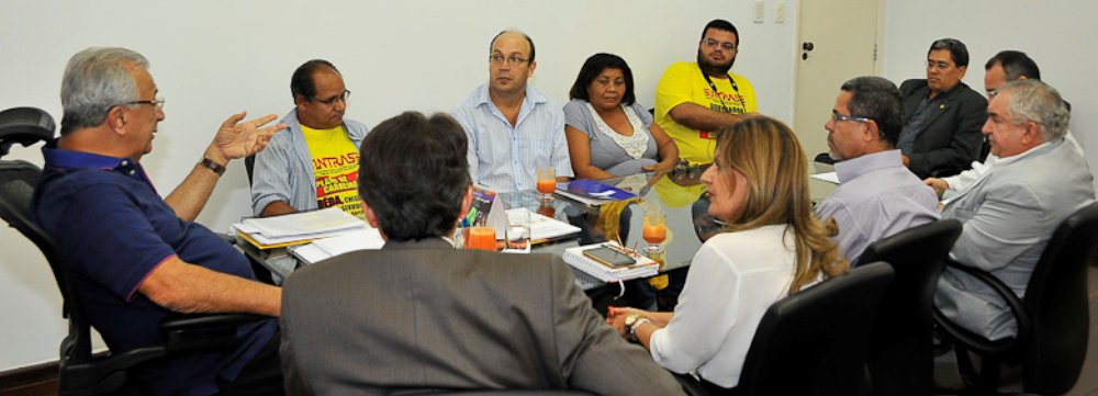 De acordo com o governador em exercício, a administração realiza continuamente os estudos para buscar viabilizar uma justa recomposição das carreiras profissionais da administração estadual, mas esbarra nas limitações financeiras que hoje afligem a maioria dos estados brasileiros, e nas limitações impostas pela LRF; “mesmo assim, nossa equipe técnica vem desenhando uma proposta para o plano de cargos e salários que deveremos apresentar aos representantes das categorias já no próximo dia 2 de setembro", disse JB (Foto: Valter Lima) De acordo com o governador em exercício, a administração realiza continuamente os estudos para buscar viabilizar uma justa recomposição das carreiras profissionais da administração estadual, mas esbarra nas limitações financeiras que hoje afligem a maioria dos estados brasileiros, e nas limitações impostas pela LRF; “mesmo assim, nossa equipe técnica vem desenhando uma proposta para o plano de cargos e salários que deveremos apresentar aos representantes das categorias já no próximo dia 2 de setembro", disse JB