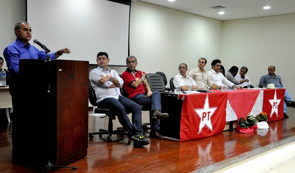 Em encontro estadual do partido, que contou com a participação dos principais pré-candidatos a governador pela oposição, o PT decidiu que irá levar à convenção o nome do ex-prefeito Paulo Mourão como pré-candidato a governador, e para Senado o nome previamente escolhido foi o de Milne Freitas; a decisão deverá confirmada na convenção do partido; o PT encaminhou ainda que manterá as conversas com o PV e Pros, mas não descarta aliança com o PMDB e PCdoB (Foto: Aquiles Lins) Em encontro estadual do partido, que contou com a participação dos principais pré-candidatos a governador pela oposição, o PT decidiu que irá levar à convenção o nome do ex-prefeito Paulo Mourão como pré-candidato a governador, e para Senado o nome previamente escolhido foi o de Milne Freitas; a decisão deverá confirmada na convenção do partido; o PT encaminhou ainda que manterá as conversas com o PV e Pros, mas não descarta aliança com o PMDB e PCdoB