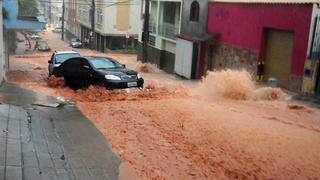 Segundo o boletim da Defesa Civil, há 60 pessoas feridas e o número de mortos chega a 18. A última morte ocorreu na madrugada desta quinta-feira em Juiz de Fora, onde foi encontrado o corpo de uma mulher. Ela estava dentro de uma casa que desabou (Foto: Leonardo Attuch) Segundo o boletim da Defesa Civil, há 60 pessoas feridas e o número de mortos chega a 18. A última morte ocorreu na madrugada desta quinta-feira em Juiz de Fora, onde foi encontrado o corpo de uma mulher. Ela estava dentro de uma casa que desabou