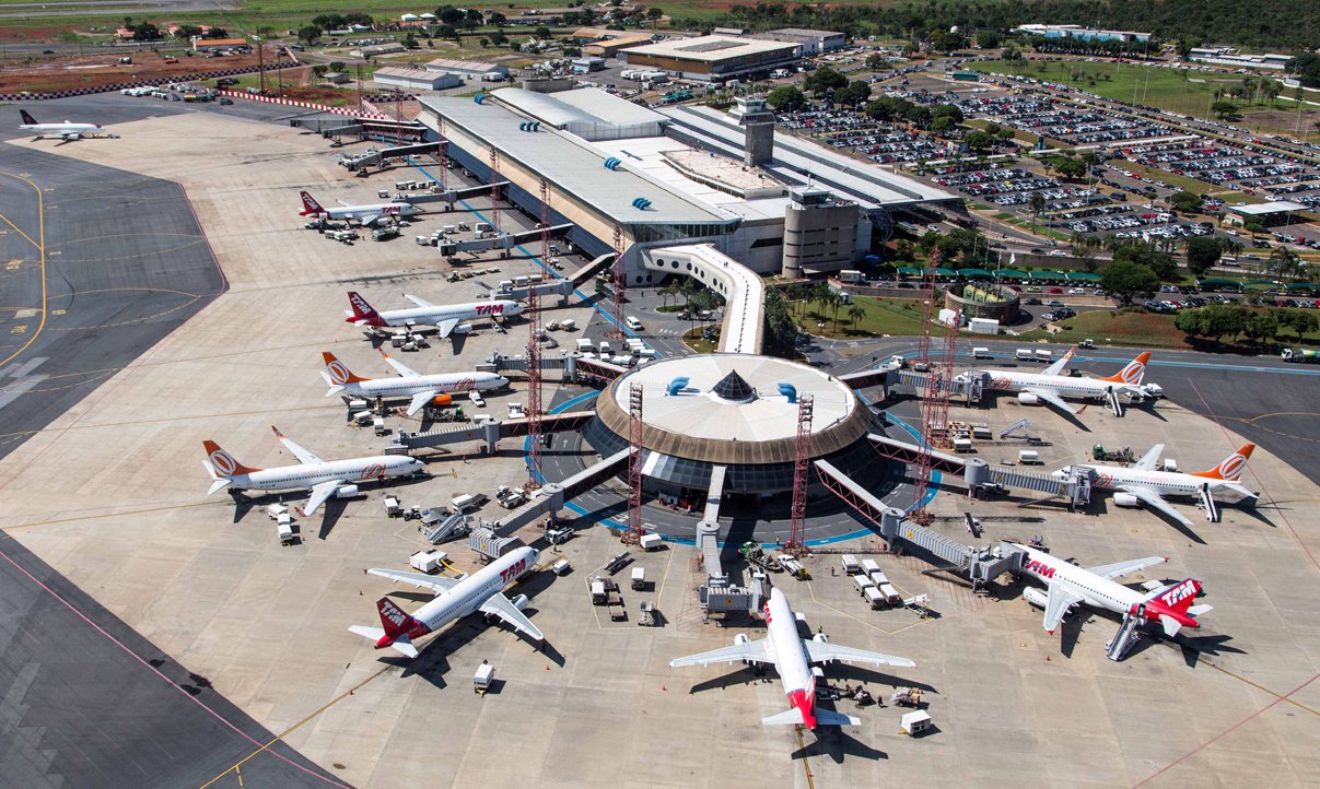 A Infraero divulgou, hoje (24), o balanço da situação dos aeroportos no país; na véspera do Natal houve 1.470 voos decolando em território nacional. Desse total, 70 estão atrasados e 50 cancelados; o aeroporto de Brasília contabilizou, até as 17h, 13 voos atrasados, o que significa o maior numero de atrasos do país; Brasília também foi responsável pelo maior numero de cancelamentos: dez voos cancelados até o momento (Foto: Romulo Faro) A Infraero divulgou, hoje (24), o balanço da situação dos aeroportos no país; na véspera do Natal houve 1.470 voos decolando em território nacional. Desse total, 70 estão atrasados e 50 cancelados; o aeroporto de Brasília contabilizou, até as 17h, 13 voos atrasados, o que significa o maior numero de atrasos do país; Brasília também foi responsável pelo maior numero de cancelamentos: dez voos cancelados até o momento