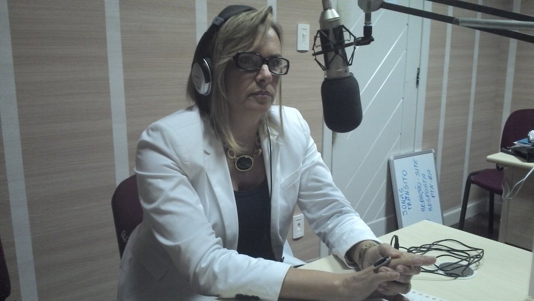 "Não se muda uma cidade sem mudar o comportamento das pessoas, e isso é feito através da educação. Por esse motivo, a Prefeitura fará campanhas de conscientização. A regulamentação vai definir a aplicação da lei e de que forma essa fiscalização será efetivada", afirma a presidente da Limpurb, Kátia Alves; lei que prevê punição para descarte irregular de lixo está publicada na edição desta terça do Diário Oficial do Município (Foto: Romulo Faro) "Não se muda uma cidade sem mudar o comportamento das pessoas, e isso é feito através da educação. Por esse motivo, a Prefeitura fará campanhas de conscientização. A regulamentação vai definir a aplicação da lei e de que forma essa fiscalização será efetivada", afirma a presidente da Limpurb, Kátia Alves; lei que prevê punição para descarte irregular de lixo está publicada na edição desta terça do Diário Oficial do Município