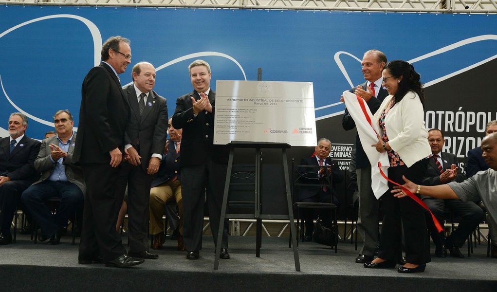 O governador Antonio Anastasia inaugurou, em Lagoa Santa, na Região Metropolitana de Belo Horizonte, o primeiro aeroporto industrial do país, que permitirá às empresas instaladas no local trabalharem em uma zona de suspensão tributária, sob regime de entreposto aduaneiro especial; o governo de Minas investiu R$ 17 milhões, por meio da Codemig, para a construção e implementação da infraestrutura do espaço (Foto: Leonardo Lucena) O governador Antonio Anastasia inaugurou, em Lagoa Santa, na Região Metropolitana de Belo Horizonte, o primeiro aeroporto industrial do país, que permitirá às empresas instaladas no local trabalharem em uma zona de suspensão tributária, sob regime de entreposto aduaneiro especial; o governo de Minas investiu R$ 17 milhões, por meio da Codemig, para a construção e implementação da infraestrutura do espaço