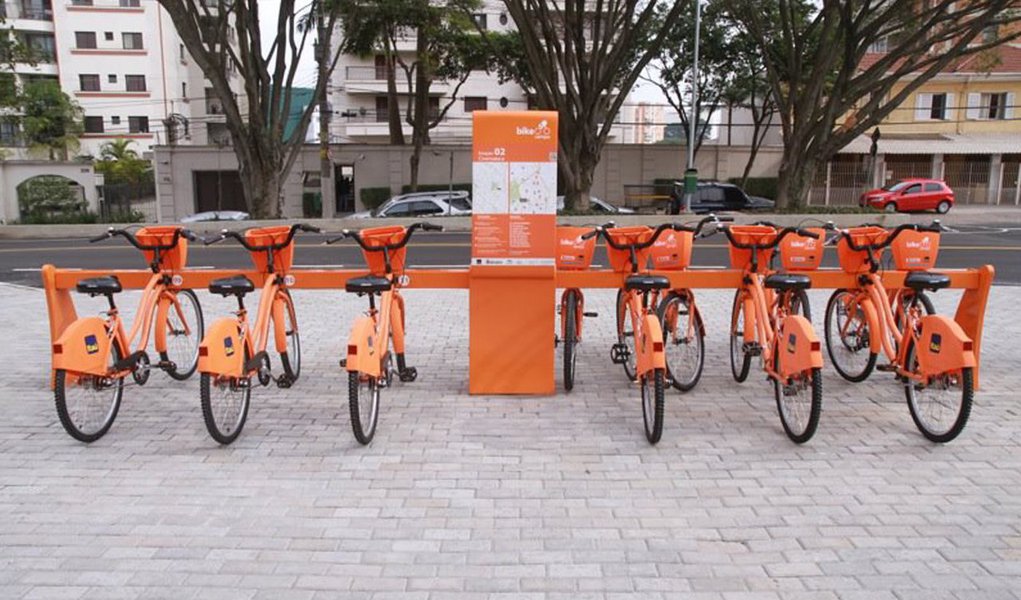 Os soteropolitanos contam com mais cinco estações de compartilhamento do 'Movimento Salvador vai de Bike'; a Prefeitura de Salvador inaugurou ontem as do fim de linha de Brotas, Estação de Trem da Calçada, Marina (Comércio), Largo do Papagaio e Praça Divina (Ribeira); com os novos pontos de compartilhamento, 32 estações estão disponíveis em diversos pontos da cidade e funcionam diariamente das 6h às 22h (Foto: Romulo Faro) Os soteropolitanos contam com mais cinco estações de compartilhamento do 'Movimento Salvador vai de Bike'; a Prefeitura de Salvador inaugurou ontem as do fim de linha de Brotas, Estação de Trem da Calçada, Marina (Comércio), Largo do Papagaio e Praça Divina (Ribeira); com os novos pontos de compartilhamento, 32 estações estão disponíveis em diversos pontos da cidade e funcionam diariamente das 6h às 22h