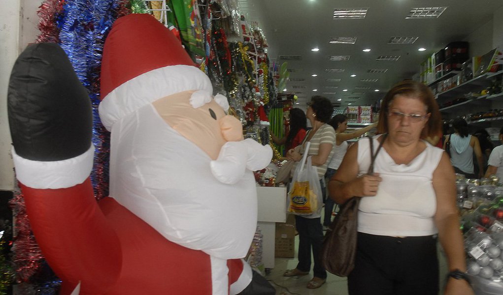 Para o presidente da Confederação Nacional dos Dirigentes Lojistas (CNDL), Roque Pellizzaro Jr., o consumo neste Natal terá como característica principal a sustentabilidade. “O consumo será muito mais sustentável. As pessoas têm demonstrado um cuidado maior com seu orçamento ao longo de todo o ano. Elas vão usar crédito de forma mais ponderada. Vamos ter entrada maior e menos parcelas”, ressaltou (Foto: Leonardo Attuch) Para o presidente da Confederação Nacional dos Dirigentes Lojistas (CNDL), Roque Pellizzaro Jr., o consumo neste Natal terá como característica principal a sustentabilidade. “O consumo será muito mais sustentável. As pessoas têm demonstrado um cuidado maior com seu orçamento ao longo de todo o ano. Elas vão usar crédito de forma mais ponderada. Vamos ter entrada maior e menos parcelas”, ressaltou