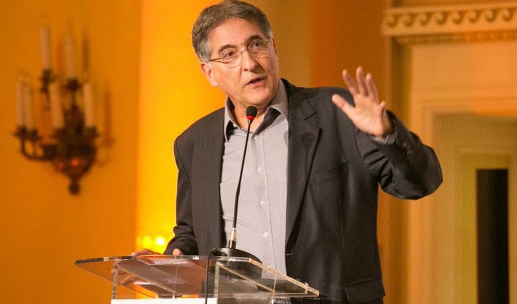 Na presença de tucanos emplumados, no governo local faz 12 anos, pré-candidato do PT fez pesadas críticas à condução da economia do Estado, traçando um paralelo entre as realidades regional e brasileira; em palestra no evento Conexão Empresarial, em Araxá, o ex-ministro do Desenvolvimento e ex-prefeito de Belo Horizonte disse que o governo estadual não consolidou nenhum modelo de desenvolvimento na última década e que Minas possui uma economia do século 19, dependente do minério de ferro e do café (Foto: Realle Palazzo-Martini) Na presença de tucanos emplumados, no governo local faz 12 anos, pré-candidato do PT fez pesadas críticas à condução da economia do Estado, traçando um paralelo entre as realidades regional e brasileira; em palestra no evento Conexão Empresarial, em Araxá, o ex-ministro do Desenvolvimento e ex-prefeito de Belo Horizonte disse que o governo estadual não consolidou nenhum modelo de desenvolvimento na última década e que Minas possui uma economia do século 19, dependente do minério de ferro e do café