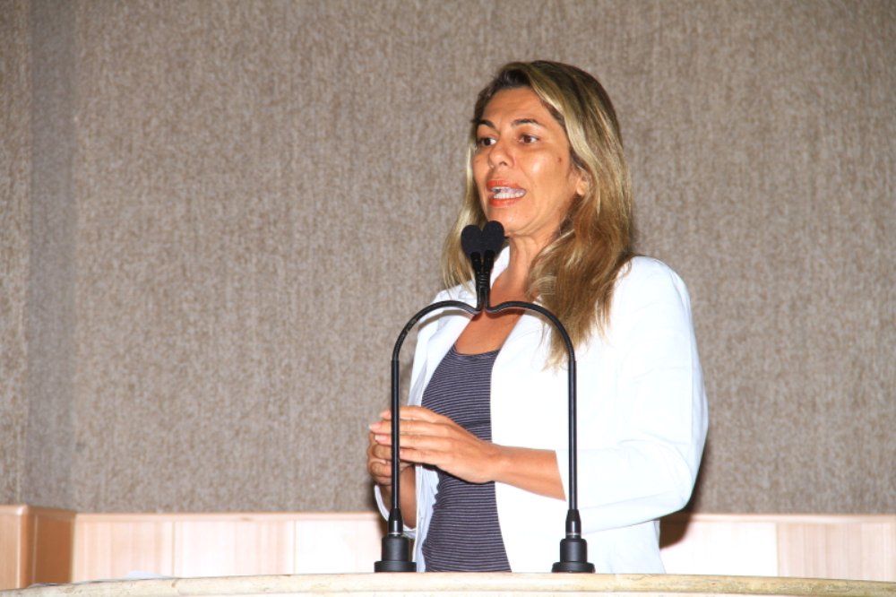 Vereadora Lucimara Passos (PC do B) se disse indignada com o descaso da administração com a Saúde de Aracaju, em discurso na Câmara nesta quarta (16); com iminência de haver nova intervenção nas UPA's e anúncio do pedido de demissão da secretaria de Saúde de Aracaju, Lucimara opinou que não era o momento oportuno para viagem de 10 dias do prefeito João Alves (DEM) e do vice José Carlos Machado (PSDB); "Pendências básicas como falta de luvas, agulhas, gases e medicamentos ainda não foram solucionadas. UPA's na iminência de serem novamente interditadas, secretária abandonando o cargo, um caos na Saúde e o prefeito vai passar 10 dias fora?", questiona (Foto: Valter Lima) Vereadora Lucimara Passos (PC do B) se disse indignada com o descaso da administração com a Saúde de Aracaju, em discurso na Câmara nesta quarta (16); com iminência de haver nova intervenção nas UPA's e anúncio do pedido de demissão da secretaria de Saúde de Aracaju, Lucimara opinou que não era o momento oportuno para viagem de 10 dias do prefeito João Alves (DEM) e do vice José Carlos Machado (PSDB); "Pendências básicas como falta de luvas, agulhas, gases e medicamentos ainda não foram solucionadas. UPA's na iminência de serem novamente interditadas, secretária abandonando o cargo, um caos na Saúde e o prefeito vai passar 10 dias fora?", questiona