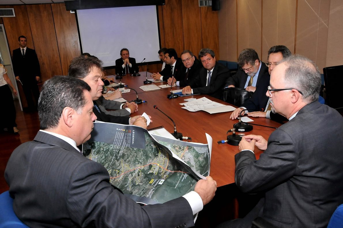 Perillo se reuniu com o coordenador geral do PAC, Maurício Muniz, e na segunda-feira apresenta projetos para serem inseridos no plano de ação do Programa de Mobilidade Urbana. Governo de Goiás já tem garantido R$ 1 bilhão e tenta assegurar mais R$ 2 bilhões com os novos projetos. Entre eles estão um BRT para ligar Goiânia a Aparecida e a expansão do Eixo Anhanguera (Foto: Realle Palazzo-Martini) Perillo se reuniu com o coordenador geral do PAC, Maurício Muniz, e na segunda-feira apresenta projetos para serem inseridos no plano de ação do Programa de Mobilidade Urbana. Governo de Goiás já tem garantido R$ 1 bilhão e tenta assegurar mais R$ 2 bilhões com os novos projetos. Entre eles estão um BRT para ligar Goiânia a Aparecida e a expansão do Eixo Anhanguera