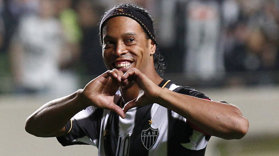 Com um gol de Diego Tardelli, outro de Ronaldinho Gaúcho – que acabou sendo expulso no segundo tempo da partida – e um de Luan nos últimos minutos do jogo, o time mineiro sofreu para garantir o resultado de 3 a 2 contra o Guangzhou (Foto: Leonardo Attuch) Com um gol de Diego Tardelli, outro de Ronaldinho Gaúcho – que acabou sendo expulso no segundo tempo da partida – e um de Luan nos últimos minutos do jogo, o time mineiro sofreu para garantir o resultado de 3 a 2 contra o Guangzhou