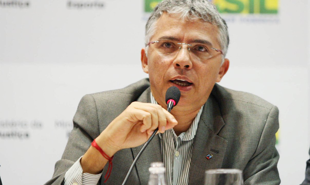 O lendário metrô e o aeroporto de Salvador, com obras de ampliação suspensas pela Secretaria Nacional de Aviação Civil, serão dois dos 'legados' da Copa 2014; pelo menos para o secretário de Assuntos da Copa, Ney Campello; "Ficará pronta uma parte das obras. O pátio já foi entregue, a torre fica pronta agora, já foi entregue a parte de alimentação e sanitários", comemora o secretário; ele é otimista com o metrô também; "Mesmo que as obras não estejam concluídas, foi a Copa que impulsionou as obras da malha metroviária" (Foto: Romulo Faro) O lendário metrô e o aeroporto de Salvador, com obras de ampliação suspensas pela Secretaria Nacional de Aviação Civil, serão dois dos 'legados' da Copa 2014; pelo menos para o secretário de Assuntos da Copa, Ney Campello; "Ficará pronta uma parte das obras. O pátio já foi entregue, a torre fica pronta agora, já foi entregue a parte de alimentação e sanitários", comemora o secretário; ele é otimista com o metrô também; "Mesmo que as obras não estejam concluídas, foi a Copa que impulsionou as obras da malha metroviária"