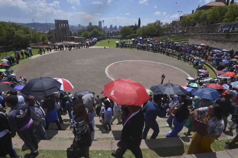 Dezenas de milhares de admiradores lotaram nesta sexta-feira um complexo governamental em Pretória para se despedir de Nelson Mandela; às 7h30 (3h30 em Brasília), 50 mil pessoas esperavam o transporte nos estacionamentos; é possível que nem todas consigam ver o corpo do líder da luta contra o apartheid (Foto: Gisele Federicce) Dezenas de milhares de admiradores lotaram nesta sexta-feira um complexo governamental em Pretória para se despedir de Nelson Mandela; às 7h30 (3h30 em Brasília), 50 mil pessoas esperavam o transporte nos estacionamentos; é possível que nem todas consigam ver o corpo do líder da luta contra o apartheid