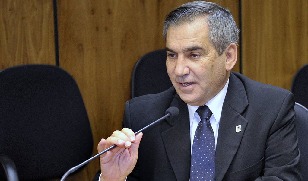 Ministro da Secretaria-Geral da Presidência disse que mudanças ministeriais anunciadas ontem pela presidenta Dilma Rousseff devem reduzir as tensões entre o governo e o PMDB; segundo Gilberto Carvalho, disputas internas são parte do "teatro político, mas não podem atrapalhar o andamento de obras e projetos para o país"; PMDB é mais que um aliado do governo, afirmou o ministro (Foto: Gisele Federicce) Ministro da Secretaria-Geral da Presidência disse que mudanças ministeriais anunciadas ontem pela presidenta Dilma Rousseff devem reduzir as tensões entre o governo e o PMDB; segundo Gilberto Carvalho, disputas internas são parte do "teatro político, mas não podem atrapalhar o andamento de obras e projetos para o país"; PMDB é mais que um aliado do governo, afirmou o ministro