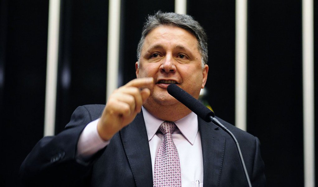 O juiz titular da 31ª Vara Criminal, Roberto Câmara Lacé Brandão concedeu salvo conduto para que Anderson Harry Grutzmacher, denunciante da trama montada pelo PMDB e PT com o apoio do Globo para atingir Garotinho, não precise comparecer novamente à Delegacia de Crimes de Informática; a informação é do Blog do Garotinho; o rapaz sofreu ameaças de retaliação, para não revelar o esquema; o juiz determinou, também, que o Ministério Público apure a conduta "apontada como coatora" dos policiais que intimidaram Anderson (Foto: Leonardo Lucena) O juiz titular da 31ª Vara Criminal, Roberto Câmara Lacé Brandão concedeu salvo conduto para que Anderson Harry Grutzmacher, denunciante da trama montada pelo PMDB e PT com o apoio do Globo para atingir Garotinho, não precise comparecer novamente à Delegacia de Crimes de Informática; a informação é do Blog do Garotinho; o rapaz sofreu ameaças de retaliação, para não revelar o esquema; o juiz determinou, também, que o Ministério Público apure a conduta "apontada como coatora" dos policiais que intimidaram Anderson