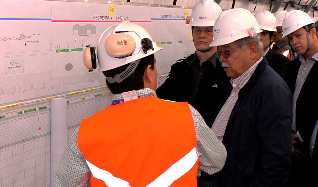 Equipamento possui 780 metros de extensão e será instalado no bairro Mandacarú, em Jequié; construção evitará desapropriação de mais de 500 imóveis; "O que se vê na Fiol hoje é um outro ritmo de trabalho, e isso é possível medir pelo faturamento das empresas", afirma o ministro dos Transportes, César Borges, se referindo à elevação do faturamento mensal das empresas que trabalham nas obras; com 1.527 quilômetros de extensão, a Ferrovia de Integração Oeste-Leste (Fiol) atravessa 64 municípios entre a Bahia e o Tocantins, sendo 49 só na Bahia; modal estabelecerá comunicação entre os municípios de Ilhéus, Caetité e Barreiras, cruzando o Estado até chegar a Figueirópolis, no Tocantins (Foto: Romulo Faro) Equipamento possui 780 metros de extensão e será instalado no bairro Mandacarú, em Jequié; construção evitará desapropriação de mais de 500 imóveis; "O que se vê na Fiol hoje é um outro ritmo de trabalho, e isso é possível medir pelo faturamento das empresas", afirma o ministro dos Transportes, César Borges, se referindo à elevação do faturamento mensal das empresas que trabalham nas obras; com 1.527 quilômetros de extensão, a Ferrovia de Integração Oeste-Leste (Fiol) atravessa 64 municípios entre a Bahia e o Tocantins, sendo 49 só na Bahia; modal estabelecerá comunicação entre os municípios de Ilhéus, Caetité e Barreiras, cruzando o Estado até chegar a Figueirópolis, no Tocantins