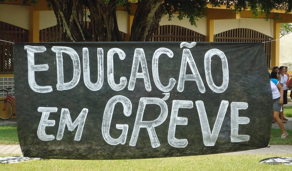 A paralisação será por tempo indeterminado na próxima segunda-feira (26); a categoria tem como principais reivindicações revisão do piso salarial, licença maternidade para as servidoras contratadas e manutenção dos planos de carreiras (Foto: Leonardo Lucena) A paralisação será por tempo indeterminado na próxima segunda-feira (26); a categoria tem como principais reivindicações revisão do piso salarial, licença maternidade para as servidoras contratadas e manutenção dos planos de carreiras