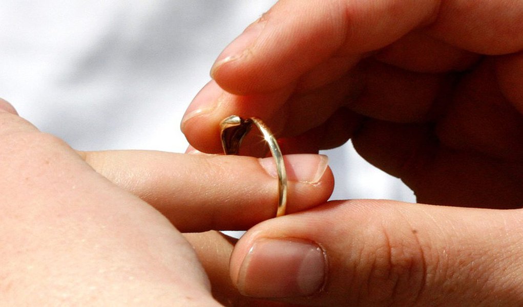 Idade média dos solteiros na data do casamento, que era 26 anos para os homens, em 2002, subiu para 28 anos, em 2012; entre as mulheres, a idade média no dia de núpcias subiu de 23 para 25 anos, segundo levantamento divulgado pelo Instituto (Foto: Gisele Federicce) Idade média dos solteiros na data do casamento, que era 26 anos para os homens, em 2002, subiu para 28 anos, em 2012; entre as mulheres, a idade média no dia de núpcias subiu de 23 para 25 anos, segundo levantamento divulgado pelo Instituto