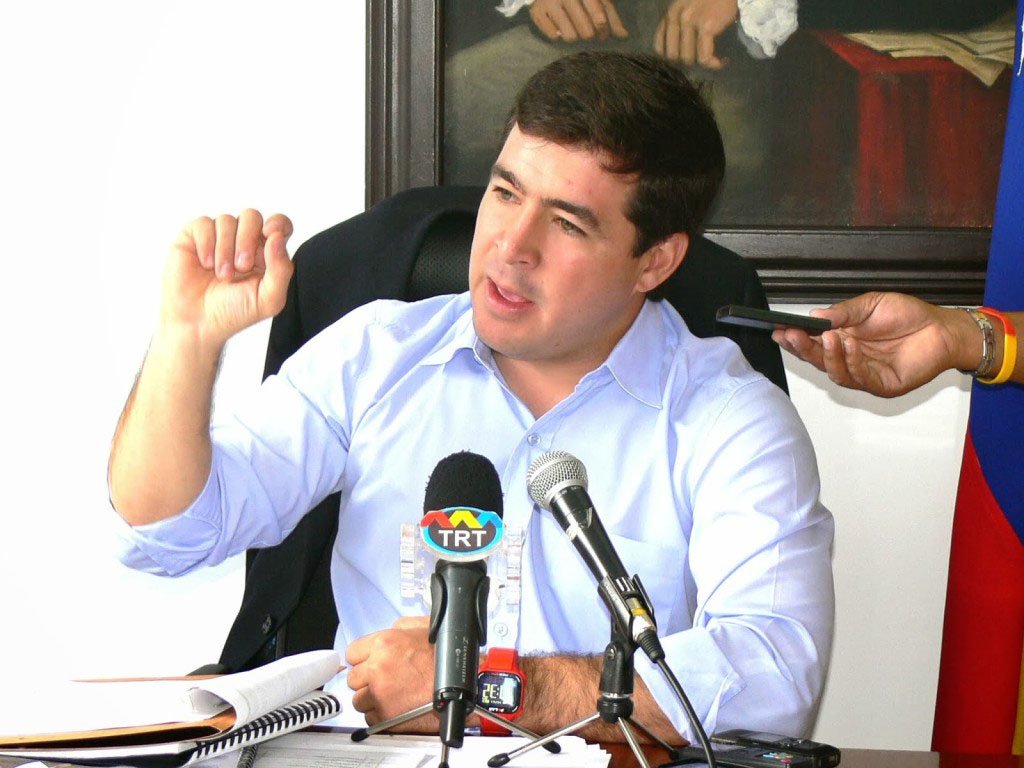 Tribunal Supremo de Justiça do país expediu ordem de prisão contra Daniel Ceballos, prefeito de San Cristóbal, capital do estado de Táchira, sob acusação de incitar uma rebelião civil e a violência; a cidade de Ceballos foi onde começaram os protestos estudantis no país; prefeito de San Diego, Vicente Scarano Spisso, também recebeu ordem de prisão; ambos são opositores ao governo de Nicolás Maduro (Foto: Gisele Federicce) Tribunal Supremo de Justiça do país expediu ordem de prisão contra Daniel Ceballos, prefeito de San Cristóbal, capital do estado de Táchira, sob acusação de incitar uma rebelião civil e a violência; a cidade de Ceballos foi onde começaram os protestos estudantis no país; prefeito de San Diego, Vicente Scarano Spisso, também recebeu ordem de prisão; ambos são opositores ao governo de Nicolás Maduro