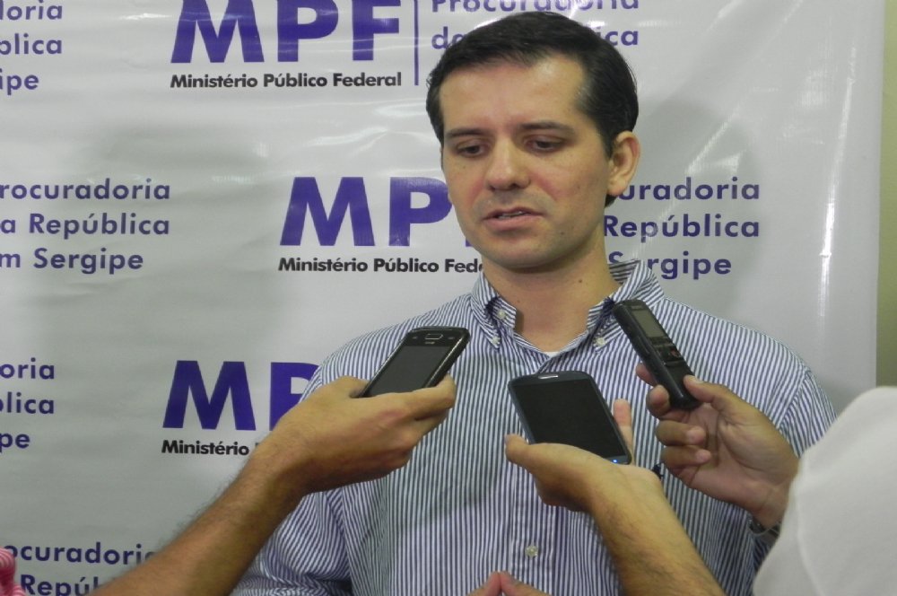 Ministério Público Federal (MPF) entrou com uma ação civil pública ontem contra a concessão do empréstimo, alegando falta de transparência; órgão requereu à Justiça Federal que conceda liminar impedindo a União de avalizar o empréstimo, o Estado de contratá-lo e o BID de concedê-lo; MP sugere ainda como alternativa que a liminar, ao menos, os impeça de concretizar o empréstimo até que seja provado que o Estado cumpriu todos os seus deveres na prestação dos serviços de saúde; "Do jeito que foi aprovado, com os vetos do governador, não há nenhuma transparência. Somos absolutamente favoráveis a qualquer investimento, mas não é carta banca de dinheiro", diz procurador Ramiro Rockenbach (Foto: Valter Lima) Ministério Público Federal (MPF) entrou com uma ação civil pública ontem contra a concessão do empréstimo, alegando falta de transparência; órgão requereu à Justiça Federal que conceda liminar impedindo a União de avalizar o empréstimo, o Estado de contratá-lo e o BID de concedê-lo; MP sugere ainda como alternativa que a liminar, ao menos, os impeça de concretizar o empréstimo até que seja provado que o Estado cumpriu todos os seus deveres na prestação dos serviços de saúde; "Do jeito que foi aprovado, com os vetos do governador, não há nenhuma transparência. Somos absolutamente favoráveis a qualquer investimento, mas não é carta banca de dinheiro", diz procurador Ramiro Rockenbach