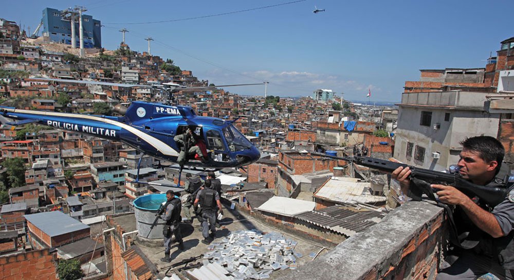 Movimentação de policiais durante a invasão da favela da Grota no Complexo do Alemão. 28/11/2010. Foto: Wilton Júnior/AE
(Foto: Valter Lima) Movimentação de policiais durante a invasão da favela da Grota no Complexo do Alemão. 28/11/2010. Foto: Wilton Júnior/AE