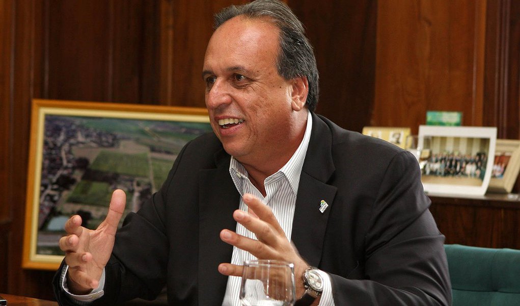 Procuradoria Regional Eleitoral entrou com representação contra vice-governador, o prefeito de Magé, Nestor Vidal; e o deputado estadual Rosenverg Reis, todos do PMDB; Baseada num vídeo feito pela equipe de fiscalização da Justiça Eleitoral, a PRE pede que o Tribunal Regional Eleitoral (TRE) multe os políticos em até R$ 25 mil; a representação é a sétima contra Pezão por antecipação de campanha (Foto: Roberta Namour) Procuradoria Regional Eleitoral entrou com representação contra vice-governador, o prefeito de Magé, Nestor Vidal; e o deputado estadual Rosenverg Reis, todos do PMDB; Baseada num vídeo feito pela equipe de fiscalização da Justiça Eleitoral, a PRE pede que o Tribunal Regional Eleitoral (TRE) multe os políticos em até R$ 25 mil; a representação é a sétima contra Pezão por antecipação de campanha